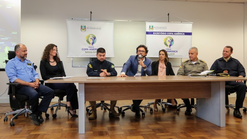 Na foto aparece delegados e chefes da SSP em reunião com banners da Copa América ao fundo