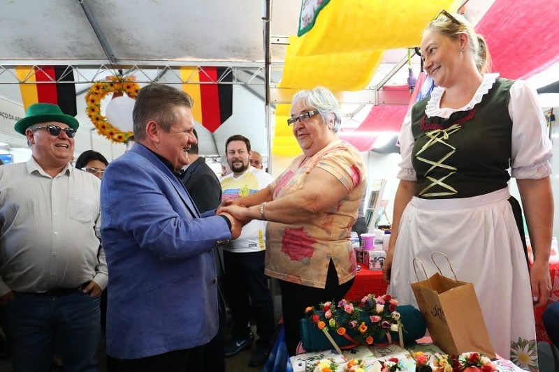 Na São Leopoldo Fest, Ranolfo cumprimentou e conversou com expositores e moradores da cidade