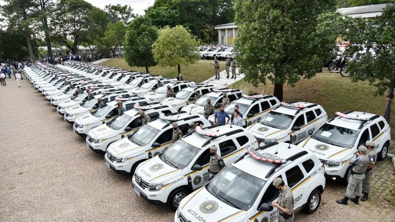 Entre os veículos entregues, 107 são semiblindados, modelo Duster Renault, quase todos para cidades fora da Grande Porto Alegre