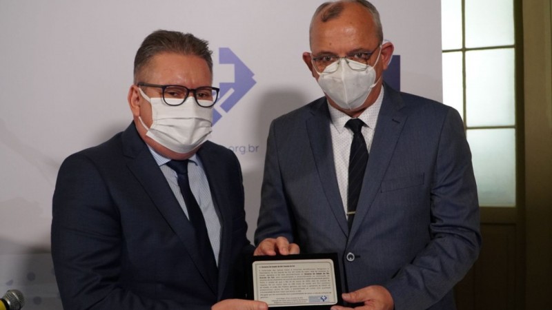 Vice Ranolfo recebeu homenagem de Luciney Bohrer, presidente da Federação das Santas Casas e Hospitais Beneficentes