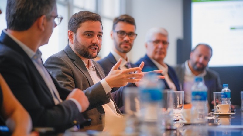 Vice-governador Gabriel Souza discursa na feira Intermodal, em São Paulo