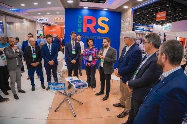 Vice-governador Gabriel Souza discursa na feira Intermodal, em São Paulo