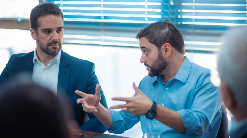 Gabinete de Projetos Especiais apresenta relatório sobre combate à evasão escolar e profissionalização de jovens ao governador