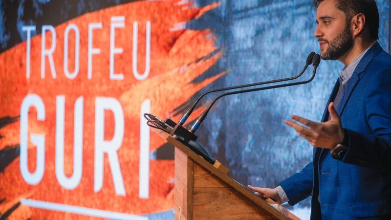 Vice-governador Gabriel Souza fala na cerimônia do Troféu Guri