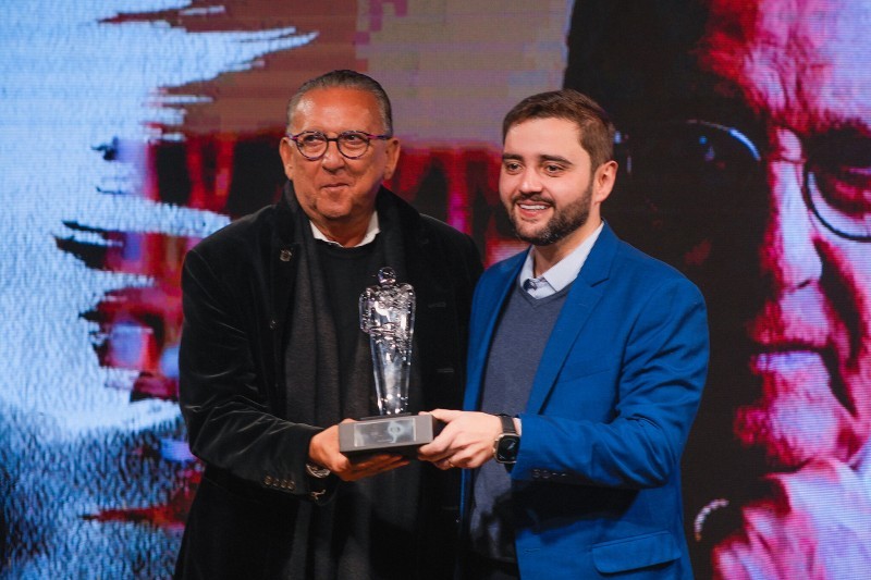 Gabriel Souza e Galvão Bueno seguram estátua do Troféu Guri