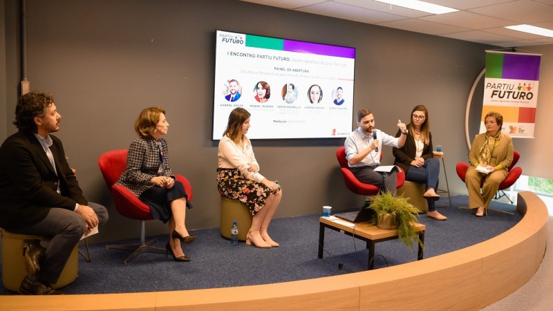 Autoridades governamentais e educacionais em painel sobre o Partiu Futuro