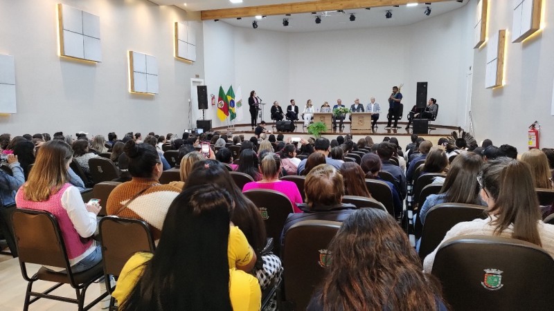 Pessoas assistindo palestra em evento em Tenente Portela