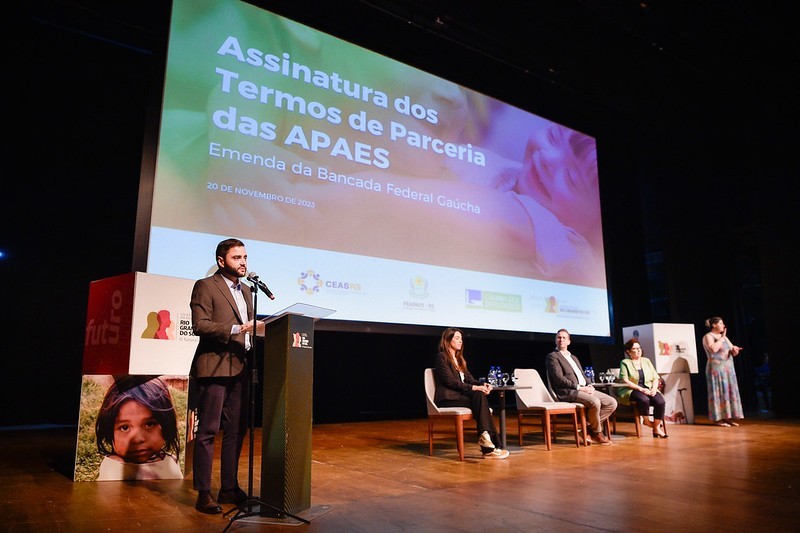 Vice-governador do RS, Gabriel Souza, fala em púlpito
