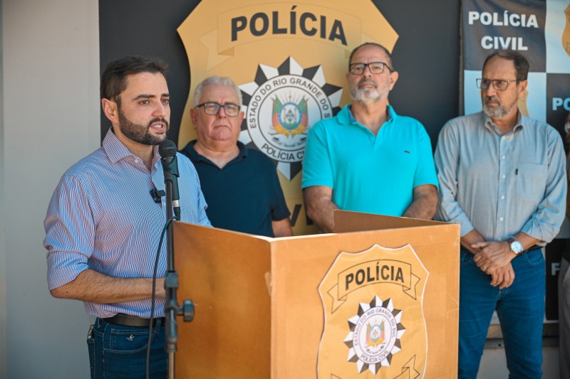 Quatro homens em evento de inauguração de delegacia de polícia