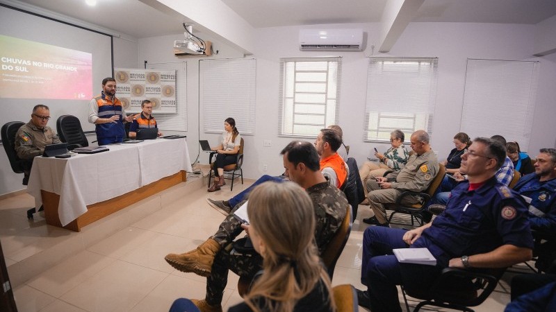 Reunião de pessoas da Defesa Civil do RS