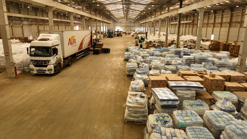 A foto mostra as doações acondicionadas no centro de distribuição