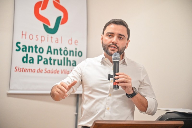 Vice-governador do RS, Gabriel Souza, fala em evento