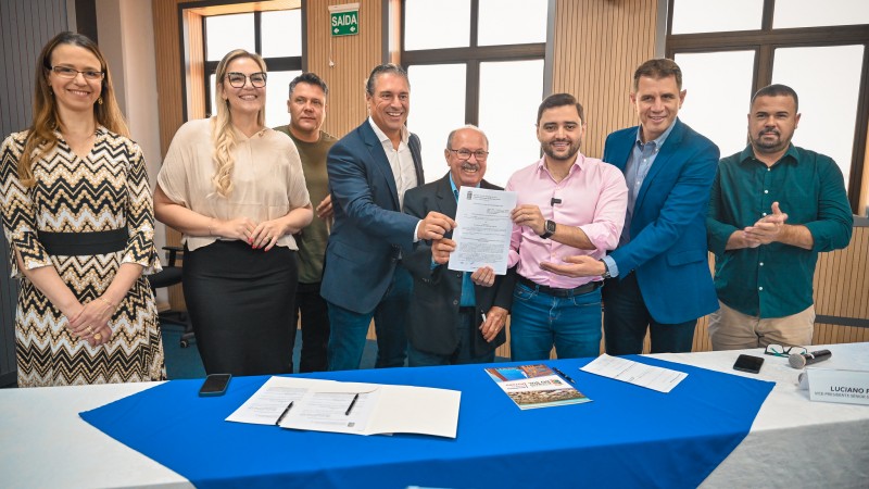 Vice-governador, secretário de Desenvolvimento Econômico e representantes da Scala mostram cópia da lei.